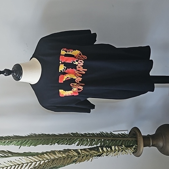 Gildan Black Short Sleeve Tee with Red and Yellow Superbowl Graphics NWOT - Picture 1 of 14